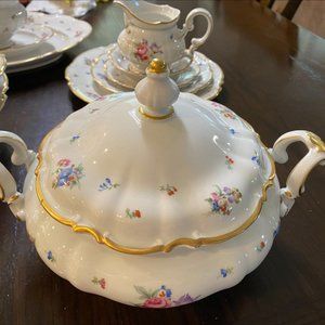 Hutschenreuther Mayfair  soup tureen ( like new condition)